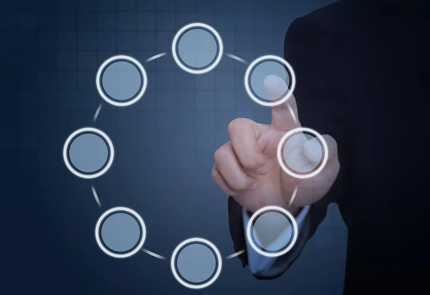 Ein Mann drückt auf einen Kreis.