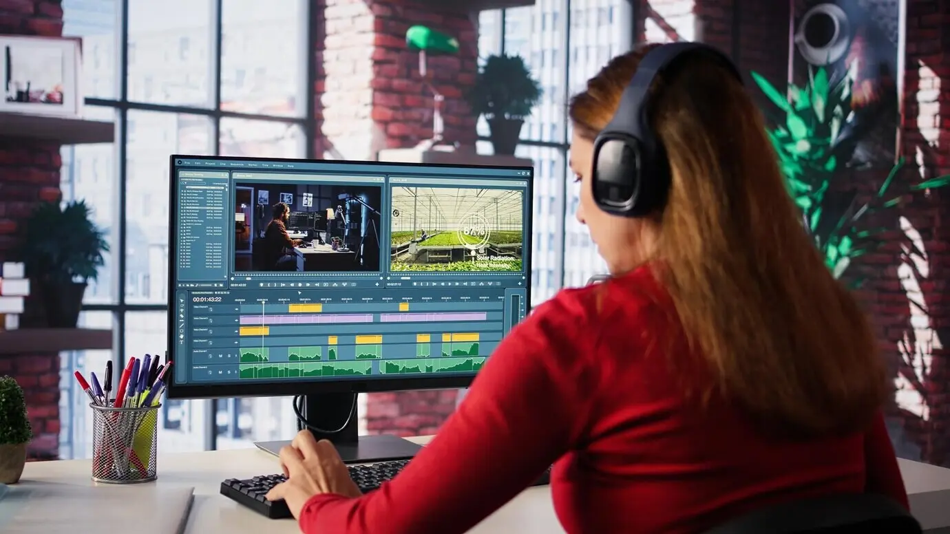 Filmemacherin, die aus einem Agenturbüro heraus an der Medien-Postproduktion arbeitet