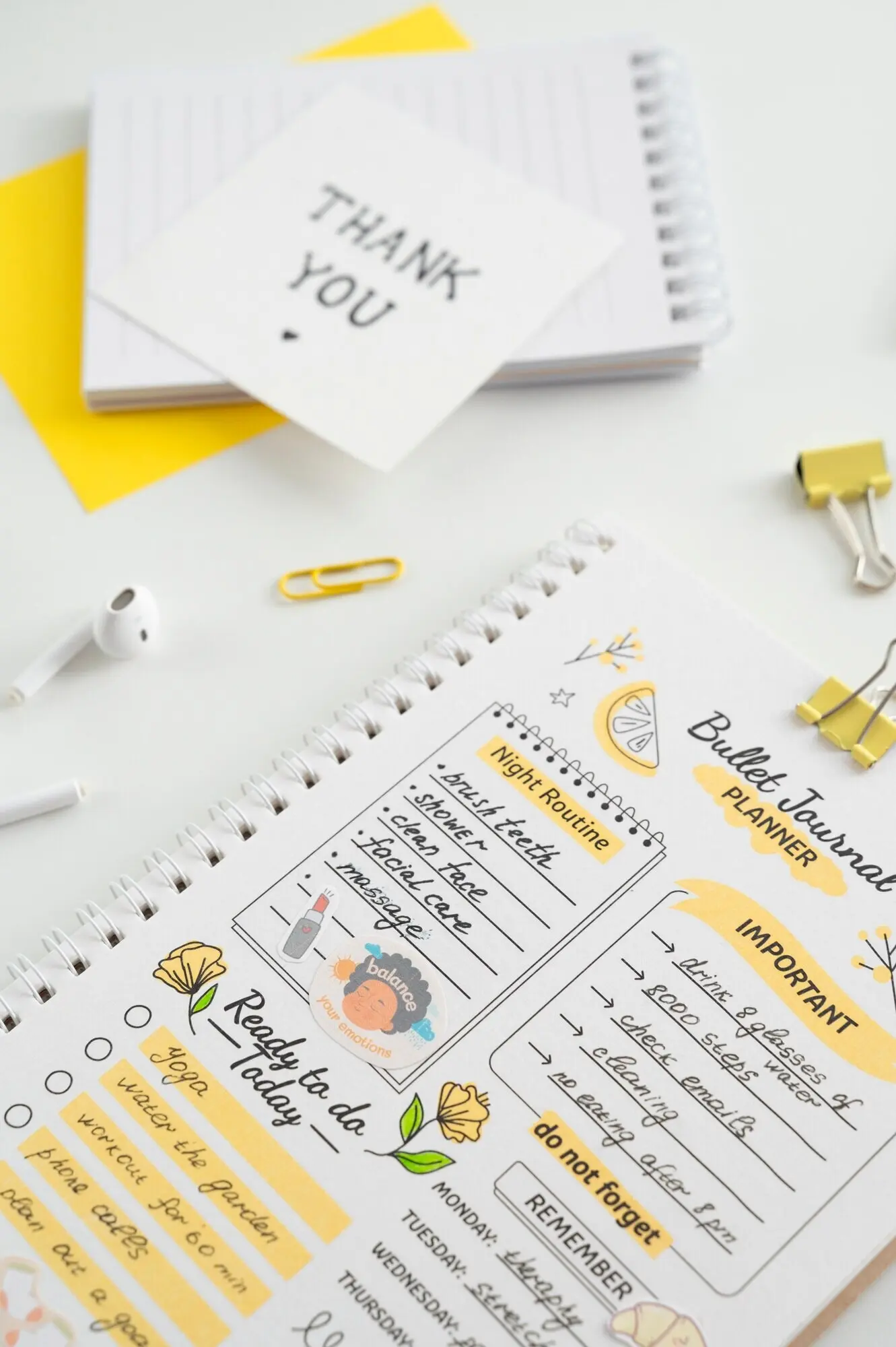 Stillleben eines bunten, überladenen Bullet Journals