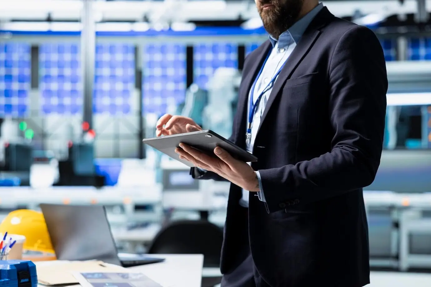 Ein Analyst für Qualitätskontrolle in einer Solarfertigungsanlage bewertet den Arbeitsablauf.